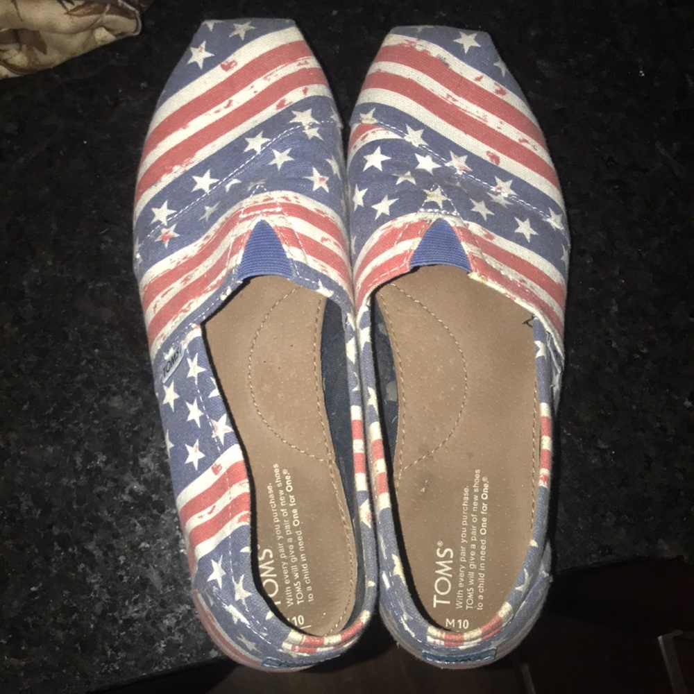 Men’s TOMS 10. American flag.